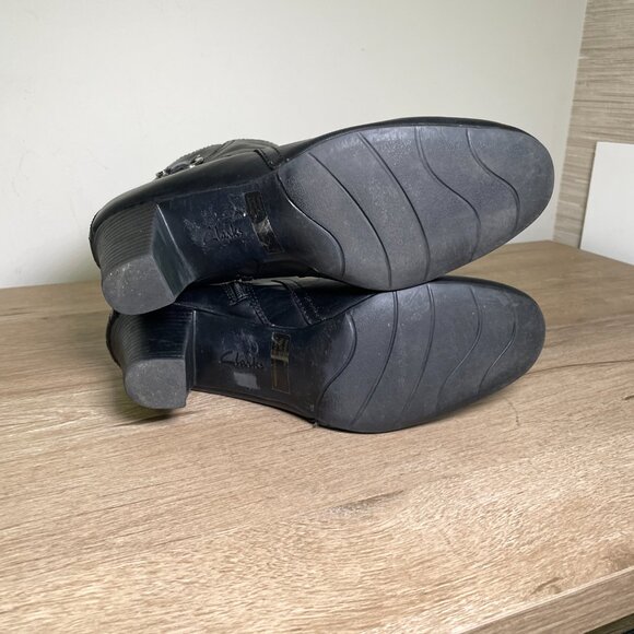 Women's Size 11 Clarks Black Leather Zip Up Heeled Ankle Bootie - Picture 10 of 10